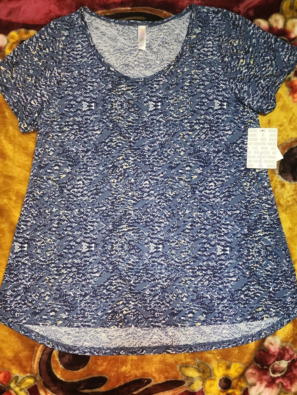 SALE 💵🏃‍♀️💨 NWT LuLaRoe Classic T V-Neck Tee in Navy Blue Abstract